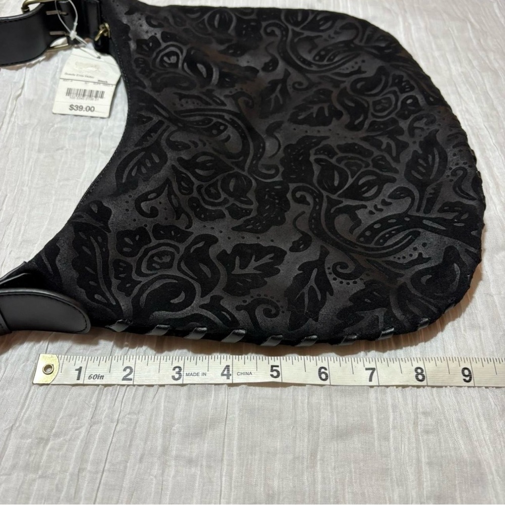 Black suede Bisou Bisou embossed design shoulder bag! - Picture 2 of 6